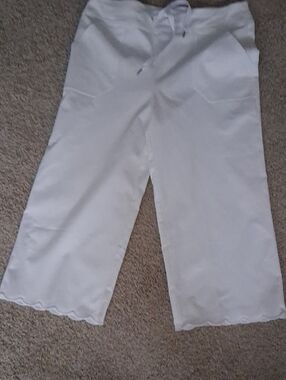 Women’s White Scallop Hem Drawstring Capris